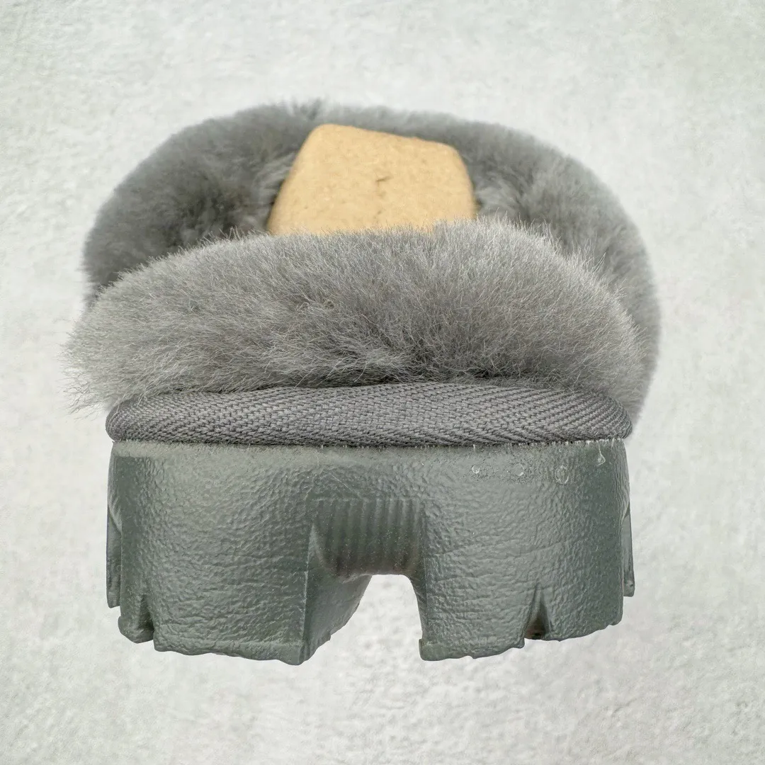 Pick up locally 💰 400 UGG slippers 5125 Star drag autumn and winter sheep fur integrated snow boots. All shoes are made from the same factory as ZP. Longfeng A-grade Australian imported sheep fur integrated brand OEM production line fully follows the ZP process flow. OEM original pattern maker adheres to the principle of no original shoes and no development selection. Pay attention to every detail. The most authentic version on the market TREADLITE "Light Wing" technology outsole Lightweight/durable/flexible/pile size: 35 36 37 38 39 40 Coding: by2936040